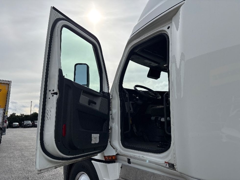 Sleeper Tractor-Heavy Duty Tractors-Freightliner-2020-T12664ST-Coburg-OR-588,820\n\t\tmiles-$ 57,000 - Image 9