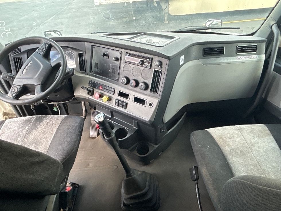 Sleeper Tractor-Heavy Duty Tractors-Freightliner-2020-T12664ST-Columbus-OH-434,428\n\t\tmiles-$ 61,250 - Image 12