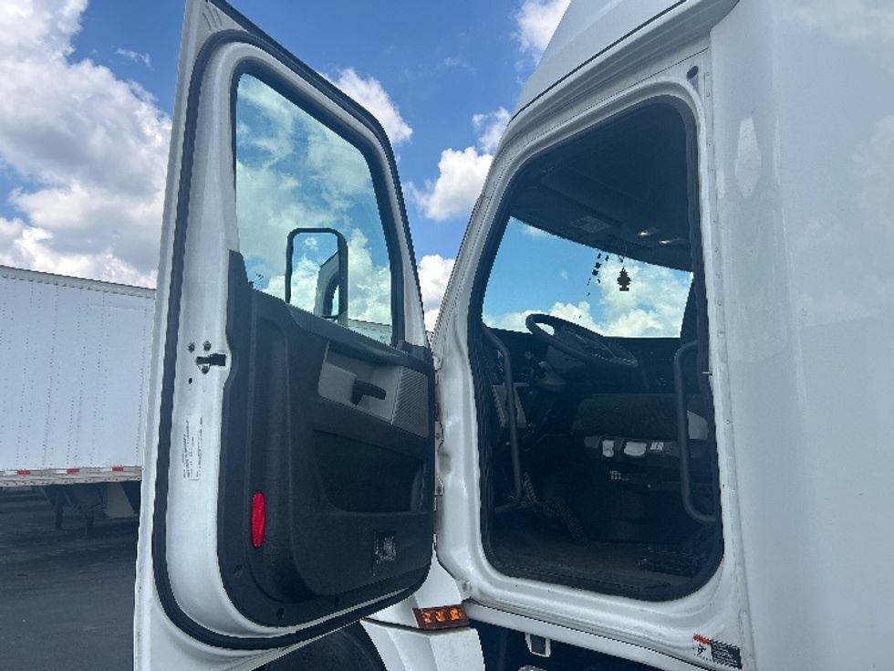 Sleeper Tractor-Heavy Duty Tractors-Freightliner-2020-T12664ST-Columbus-OH-434,428\n\t\tmiles-$ 61,250 - Image 9