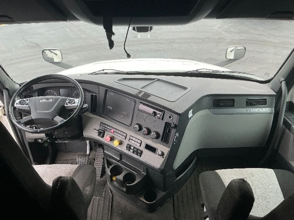 Sleeper Tractor-Heavy Duty Tractors-Freightliner-2020-T12664ST-Columbus-OH-499,870\n\t\tmiles-$ 61,000 - Image 12