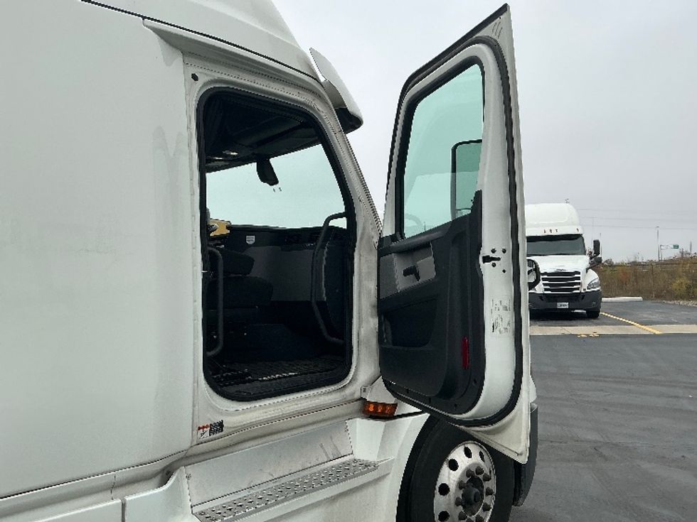 Sleeper Tractor-Heavy Duty Tractors-Freightliner-2020-T12664ST-Columbus-OH-499,870\n\t\tmiles-$ 61,000 - Image 13