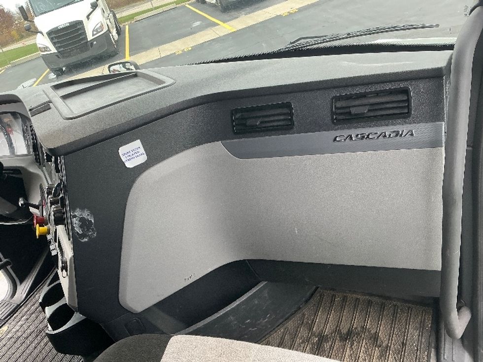 Sleeper Tractor-Heavy Duty Tractors-Freightliner-2020-T12664ST-Columbus-OH-499,870\n\t\tmiles-$ 61,000 - Image 14