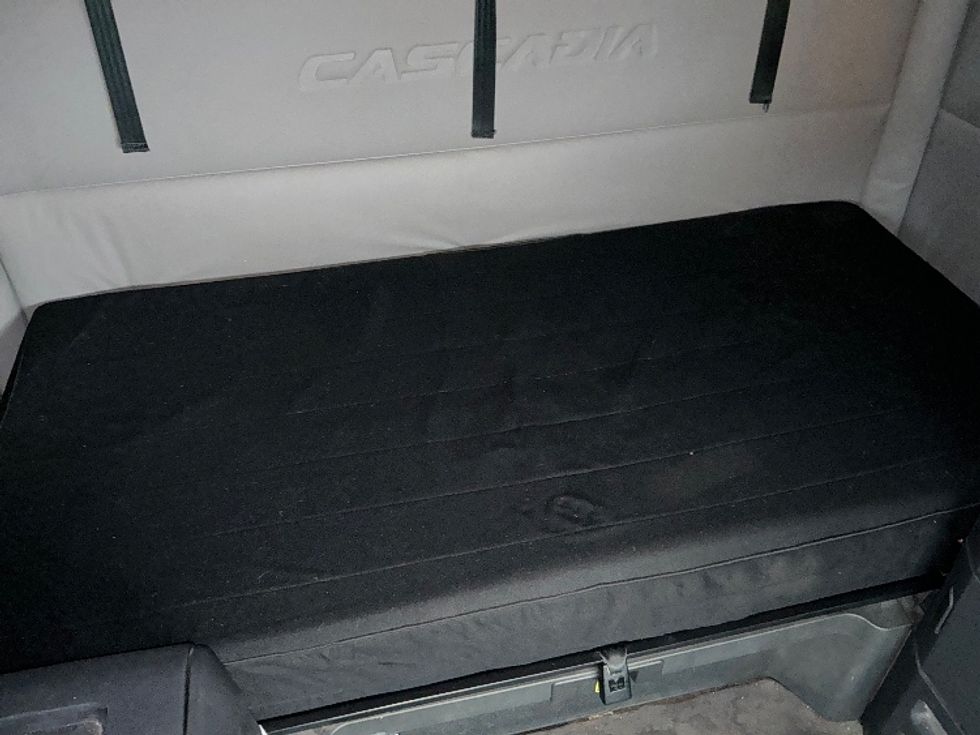 Sleeper Tractor-Heavy Duty Tractors-Freightliner-2020-T12664ST-Columbus-OH-499,870\n\t\tmiles-$ 61,000 - Image 17