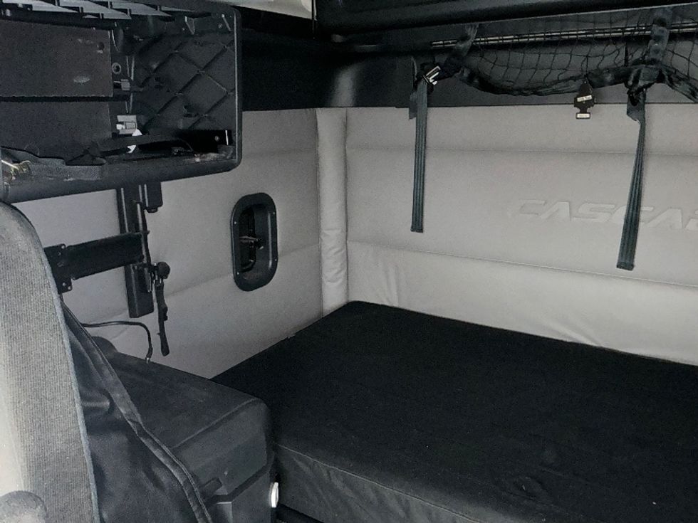 Sleeper Tractor-Heavy Duty Tractors-Freightliner-2020-T12664ST-Columbus-OH-499,870\n\t\tmiles-$ 61,000 - Image 19