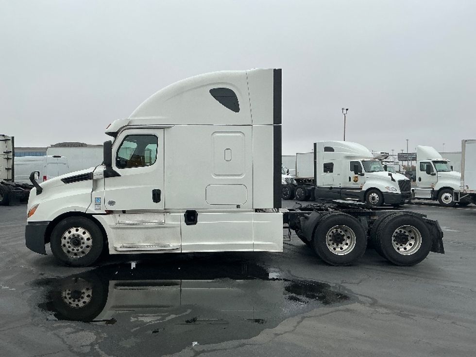 Sleeper Tractor-Heavy Duty Tractors-Freightliner-2020-T12664ST-Columbus-OH-499,870\n\t\tmiles-$ 61,000 - Image 4