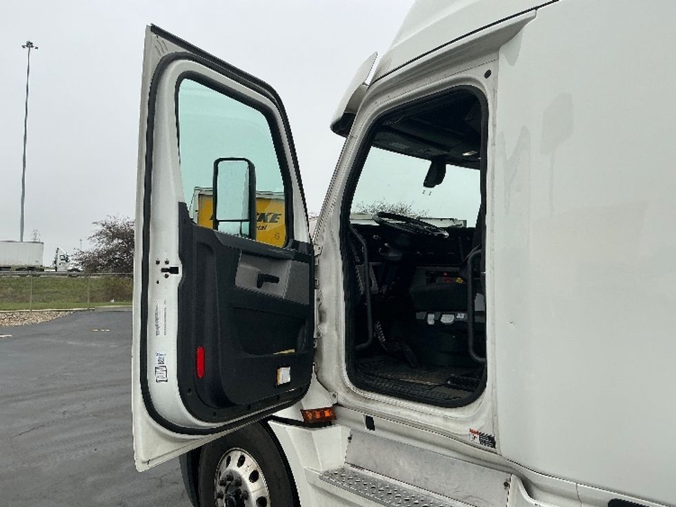 Sleeper Tractor-Heavy Duty Tractors-Freightliner-2020-T12664ST-Columbus-OH-499,870\n\t\tmiles-$ 61,000 - Image 9