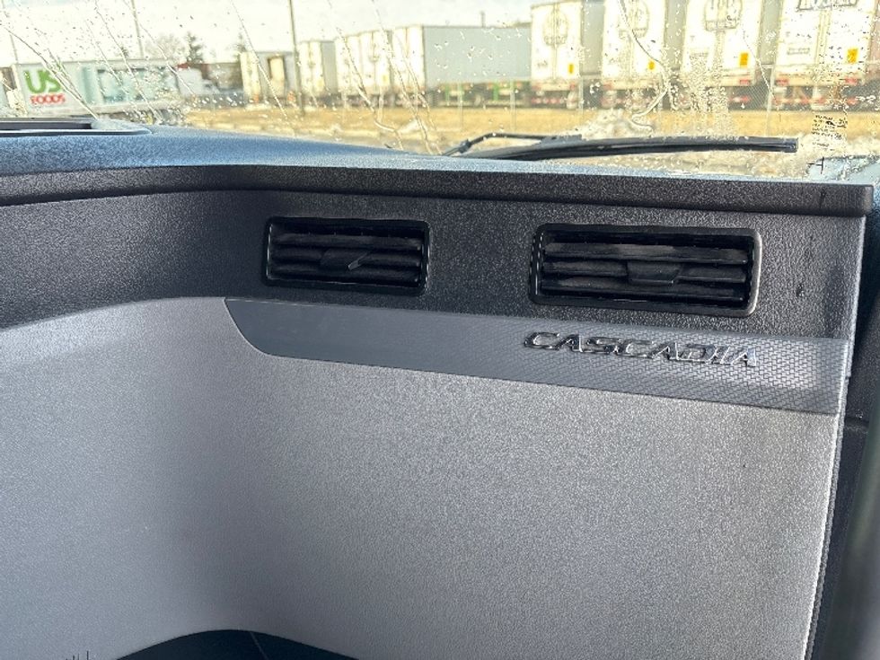 Sleeper Tractor-Heavy Duty Tractors-Freightliner-2020-T12664ST-Columbus-OH-559,098\n\t\tmiles-$ 55,000 - Image 14