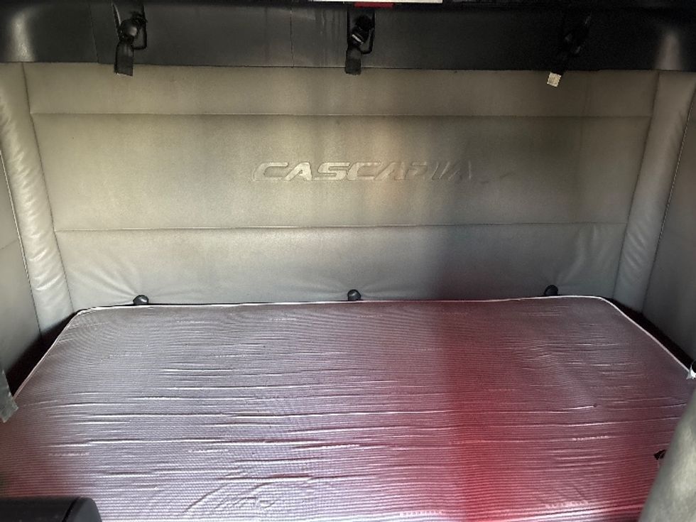 Sleeper Tractor-Heavy Duty Tractors-Freightliner-2020-T12664ST-Columbus-OH-559,098\n\t\tmiles-$ 55,000 - Image 16