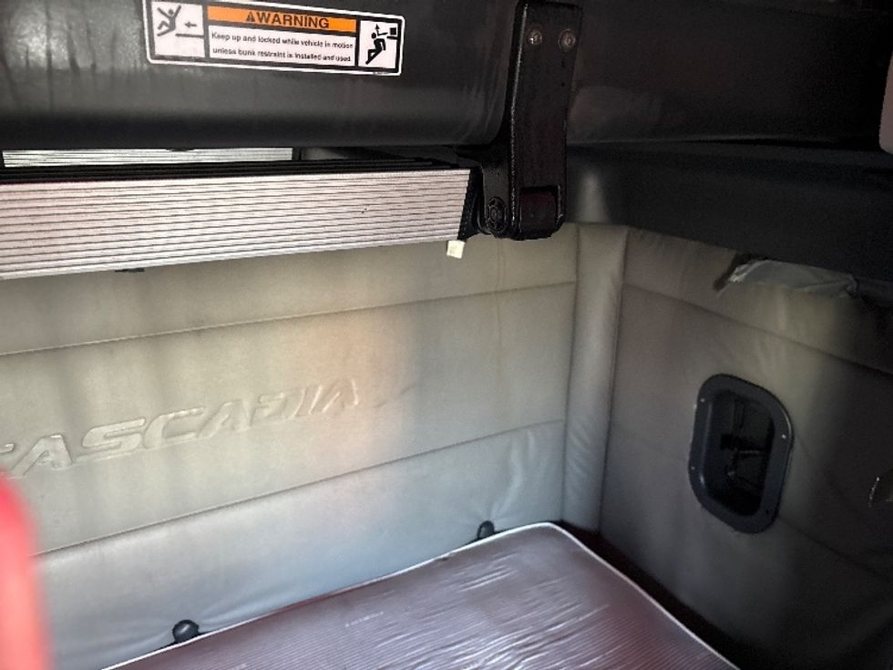 Sleeper Tractor-Heavy Duty Tractors-Freightliner-2020-T12664ST-Columbus-OH-559,098\n\t\tmiles-$ 55,000 - Image 17