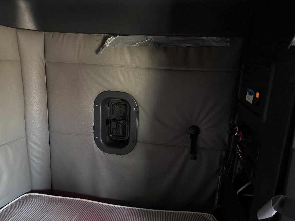 Sleeper Tractor-Heavy Duty Tractors-Freightliner-2020-T12664ST-Columbus-OH-559,098\n\t\tmiles-$ 55,000 - Image 18