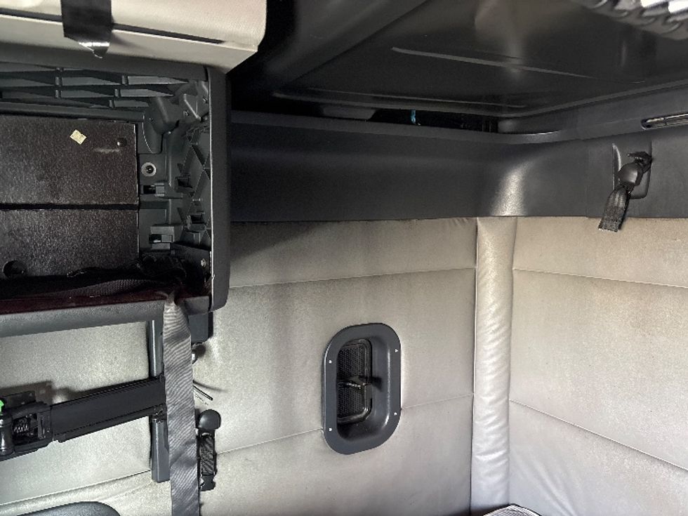 Sleeper Tractor-Heavy Duty Tractors-Freightliner-2020-T12664ST-Columbus-OH-559,098\n\t\tmiles-$ 55,000 - Image 19