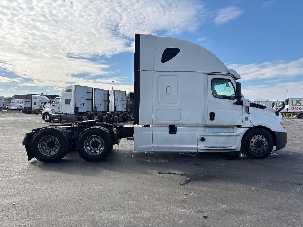 Sleeper Tractor-Heavy Duty Tractors-Freightliner-2020-T12664ST-Columbus-OH-559,098\n\t\tmiles-$ 55,000 - Image 8