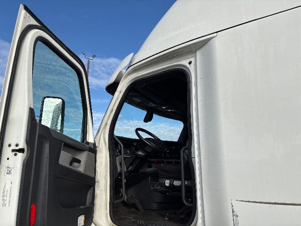 Sleeper Tractor-Heavy Duty Tractors-Freightliner-2020-T12664ST-Columbus-OH-559,098\n\t\tmiles-$ 55,000 - Image 9
