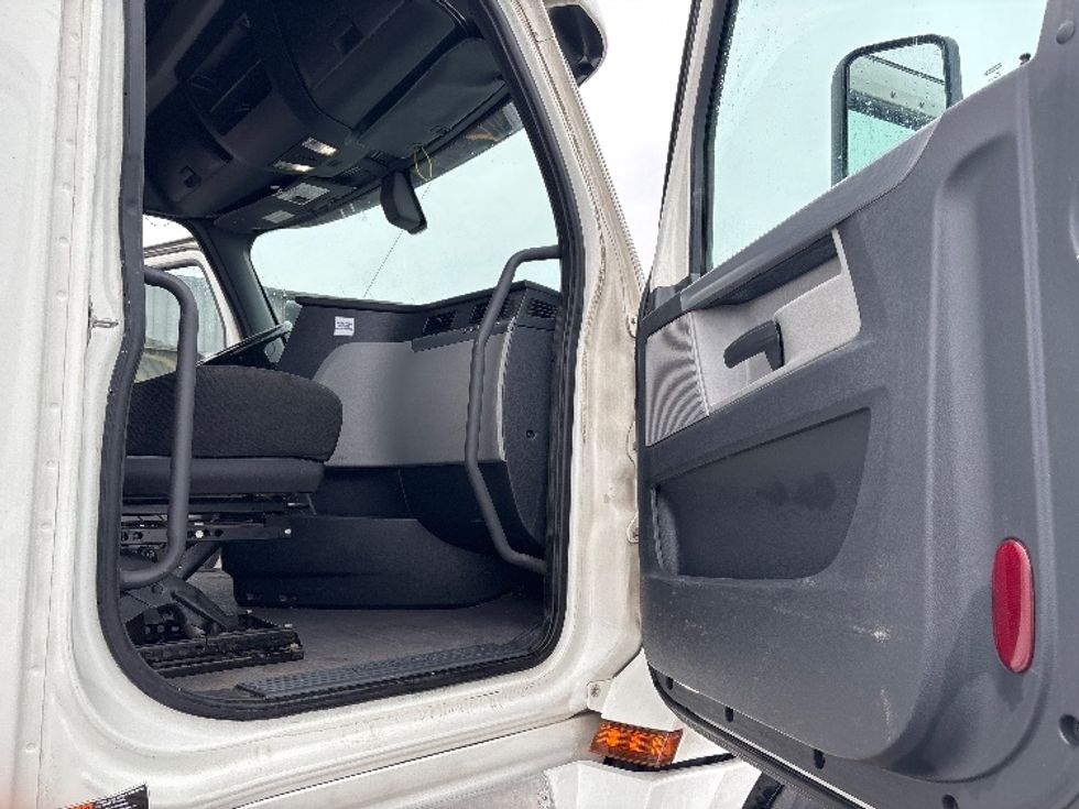 Sleeper Tractor-Heavy Duty Tractors-Freightliner-2020-T12664ST-Columbus-OH-630,660\n\t\tmiles-$ 49,750 - Image 12