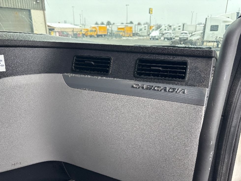 Sleeper Tractor-Heavy Duty Tractors-Freightliner-2020-T12664ST-Columbus-OH-630,660\n\t\tmiles-$ 49,750 - Image 13