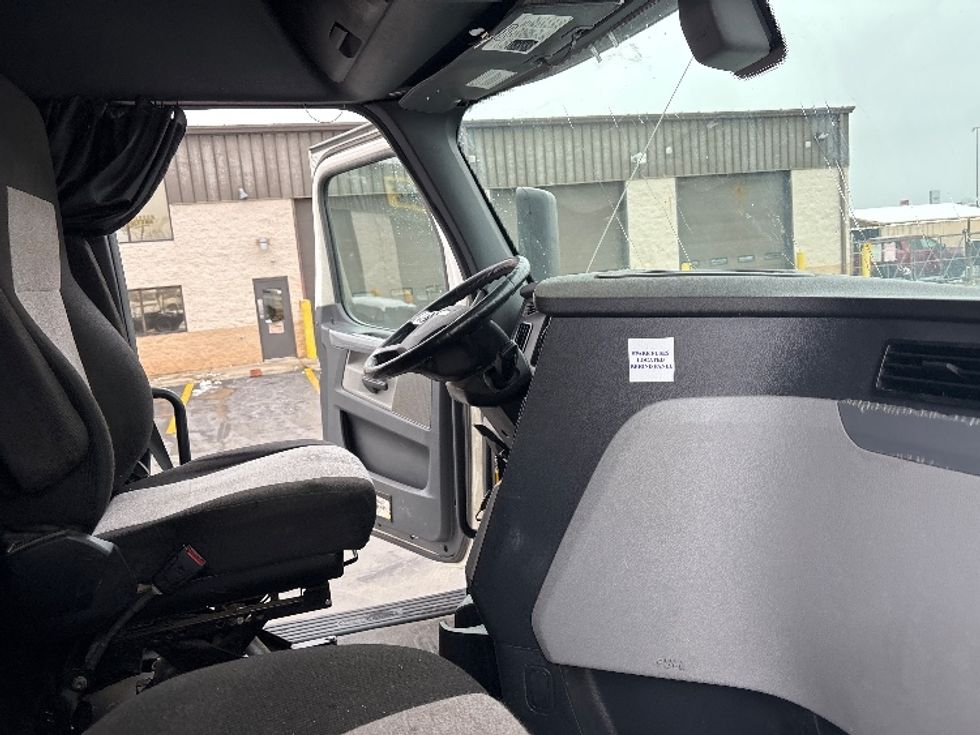 Sleeper Tractor-Heavy Duty Tractors-Freightliner-2020-T12664ST-Columbus-OH-630,660\n\t\tmiles-$ 49,750 - Image 14