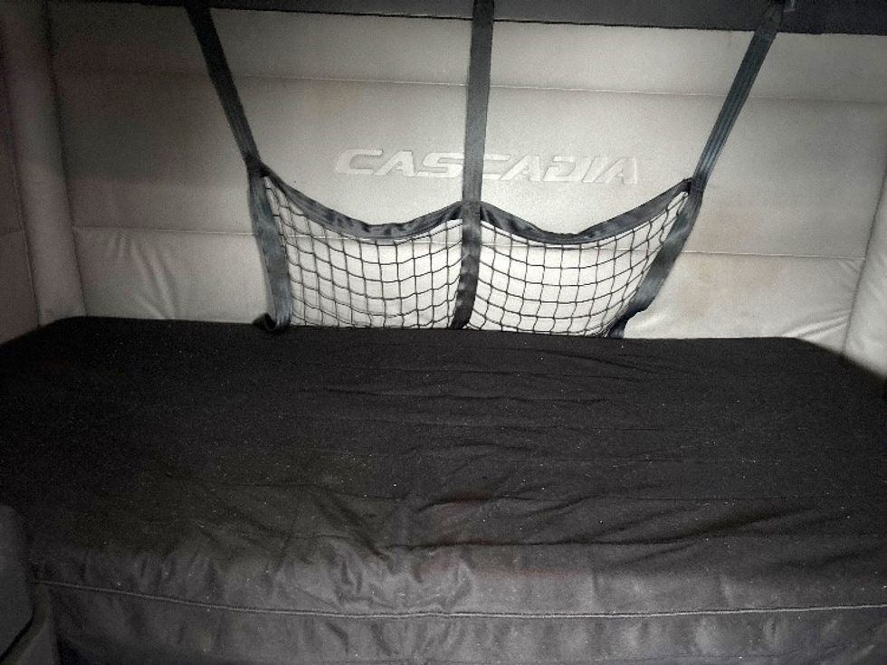 Sleeper Tractor-Heavy Duty Tractors-Freightliner-2020-T12664ST-Columbus-OH-630,660\n\t\tmiles-$ 49,750 - Image 15