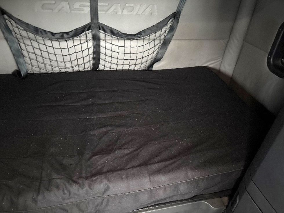 Sleeper Tractor-Heavy Duty Tractors-Freightliner-2020-T12664ST-Columbus-OH-630,660\n\t\tmiles-$ 49,750 - Image 16