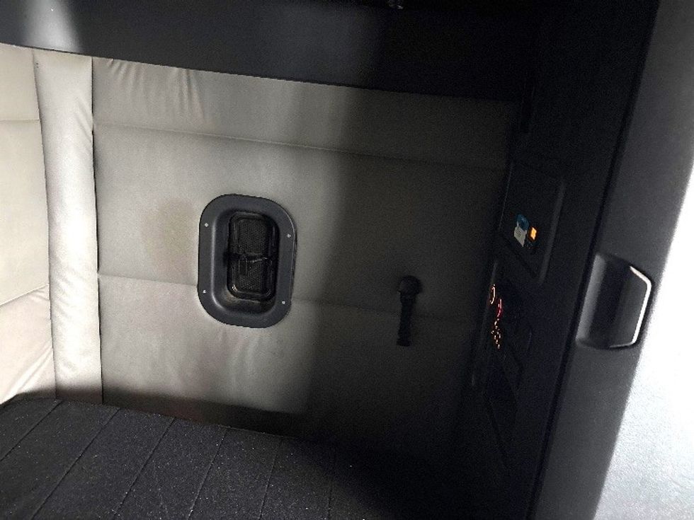 Sleeper Tractor-Heavy Duty Tractors-Freightliner-2020-T12664ST-Columbus-OH-630,660\n\t\tmiles-$ 49,750 - Image 17