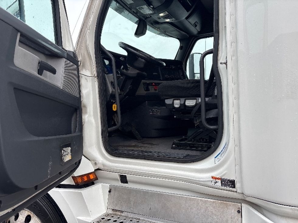 Sleeper Tractor-Heavy Duty Tractors-Freightliner-2020-T12664ST-Columbus-OH-630,660\n\t\tmiles-$ 49,750 - Image 9