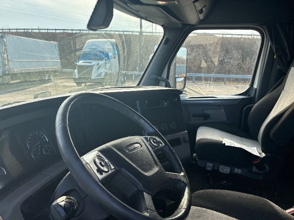 Sleeper Tractor-Heavy Duty Tractors-Freightliner-2020-T12664ST-Columbus-OH-641,000\n\t\tmiles-$ 47,000 - Image 10