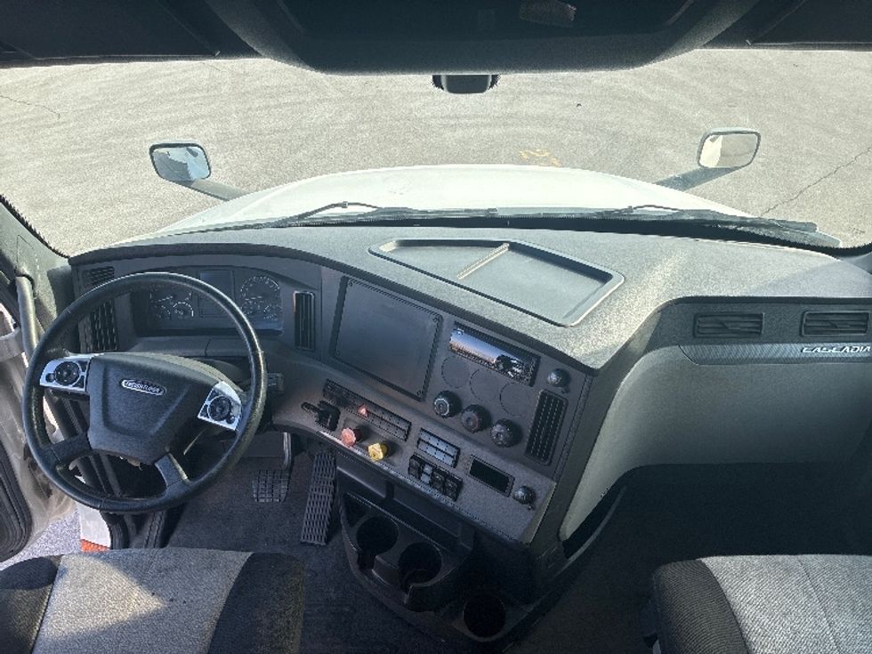 Sleeper Tractor-Heavy Duty Tractors-Freightliner-2020-T12664ST-Columbus-OH-641,000\n\t\tmiles-$ 47,000 - Image 12