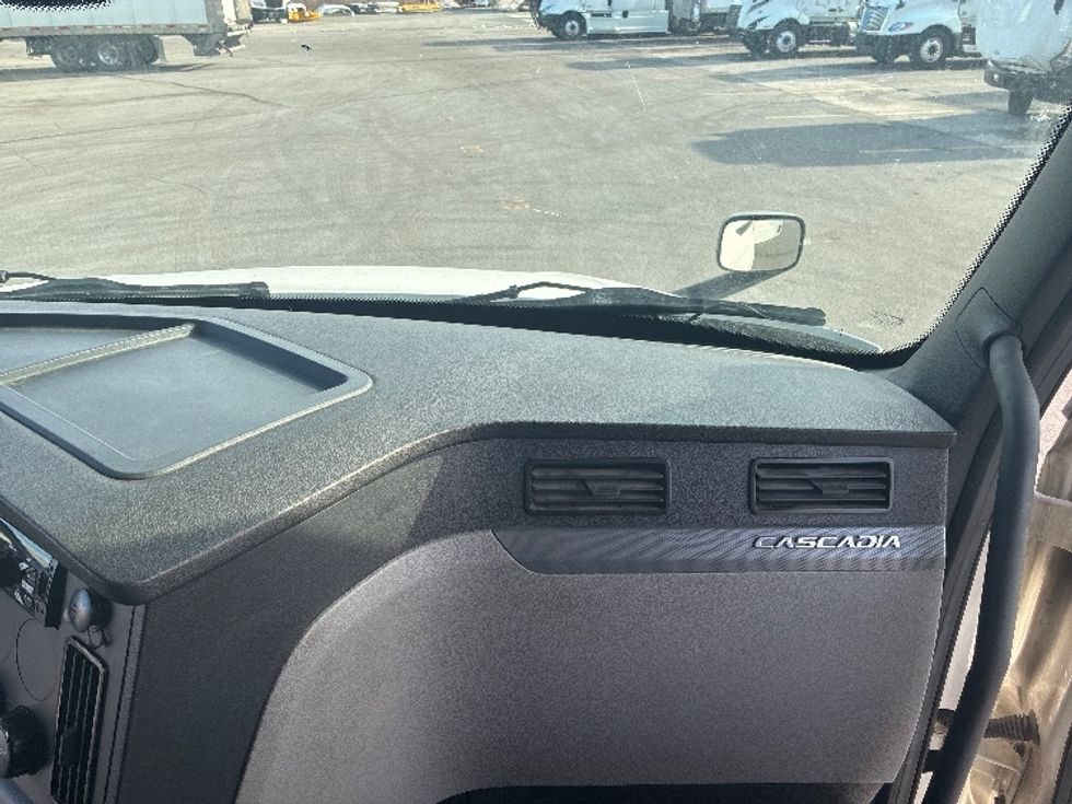 Sleeper Tractor-Heavy Duty Tractors-Freightliner-2020-T12664ST-Columbus-OH-641,000\n\t\tmiles-$ 47,000 - Image 14