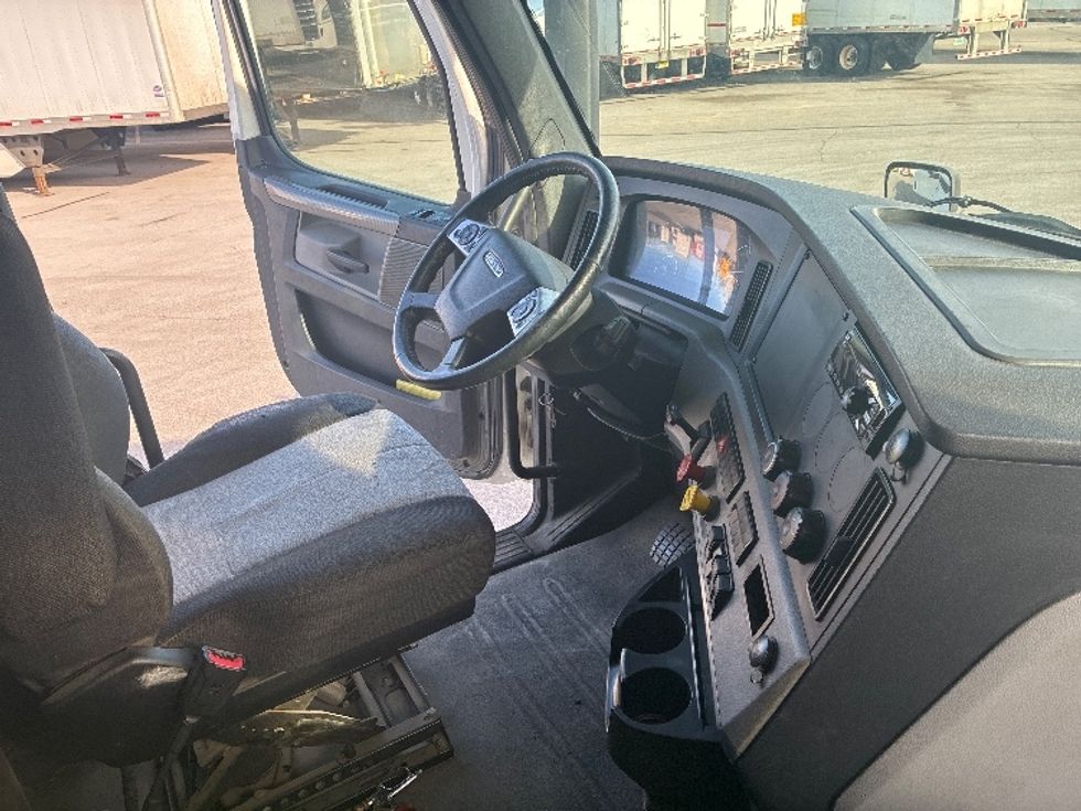 Sleeper Tractor-Heavy Duty Tractors-Freightliner-2020-T12664ST-Columbus-OH-641,000\n\t\tmiles-$ 47,000 - Image 15