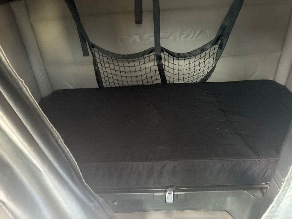 Sleeper Tractor-Heavy Duty Tractors-Freightliner-2020-T12664ST-Columbus-OH-641,000\n\t\tmiles-$ 47,000 - Image 16