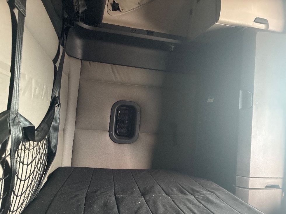 Sleeper Tractor-Heavy Duty Tractors-Freightliner-2020-T12664ST-Columbus-OH-641,000\n\t\tmiles-$ 47,000 - Image 18