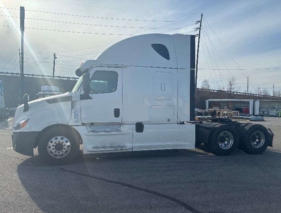 Sleeper Tractor-Heavy Duty Tractors-Freightliner-2020-T12664ST-Columbus-OH-641,000\n\t\tmiles-$ 47,000 - Image 4