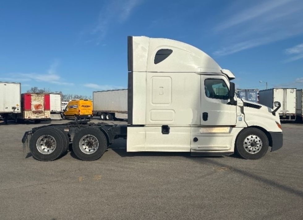 Sleeper Tractor-Heavy Duty Tractors-Freightliner-2020-T12664ST-Columbus-OH-641,000\n\t\tmiles-$ 47,000 - Image 8
