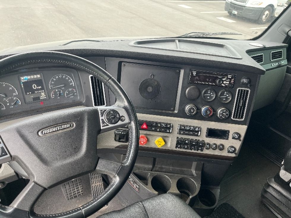 Sleeper Tractor-Heavy Duty Tractors-Freightliner-2020-T12664ST-Concord-NC-221,161\n\t\tmiles-$ 81,250 - Image 11