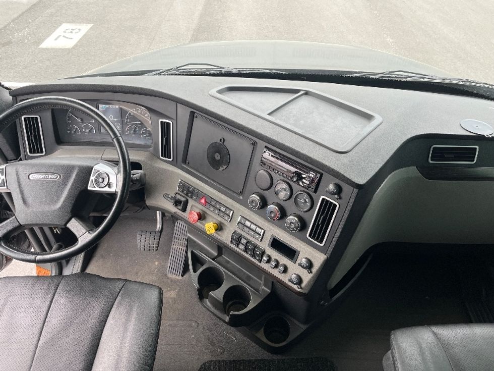 Sleeper Tractor-Heavy Duty Tractors-Freightliner-2020-T12664ST-Concord-NC-221,161\n\t\tmiles-$ 81,250 - Image 12