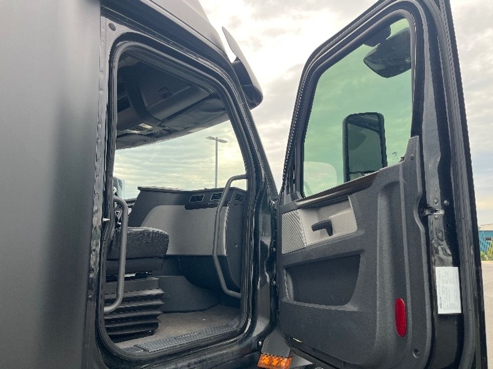 Sleeper Tractor-Heavy Duty Tractors-Freightliner-2020-T12664ST-Concord-NC-221,161\n\t\tmiles-$ 81,250 - Image 13