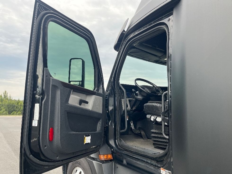 Sleeper Tractor-Heavy Duty Tractors-Freightliner-2020-T12664ST-Concord-NC-221,161\n\t\tmiles-$ 81,250 - Image 9