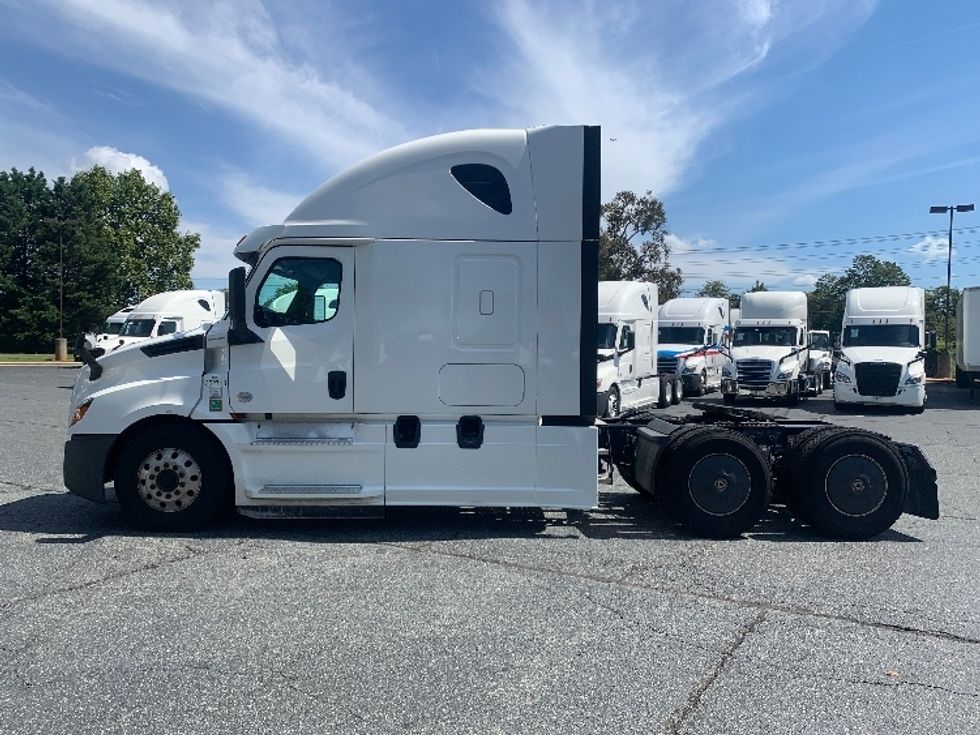 Sleeper Tractor-Heavy Duty Tractors-Freightliner-2020-T12664ST-Concord-NC-345,486\n\t\tmiles-$ 80,250 - Image 4