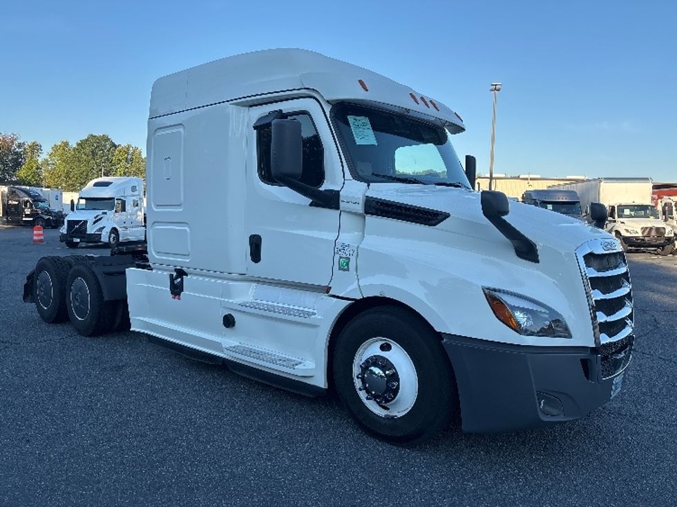 Sleeper Tractor-Heavy Duty Tractors-Freightliner-2020-T12664ST-Concord-NC-415,463\n\t\tmiles-$ 79,250 - Image 1