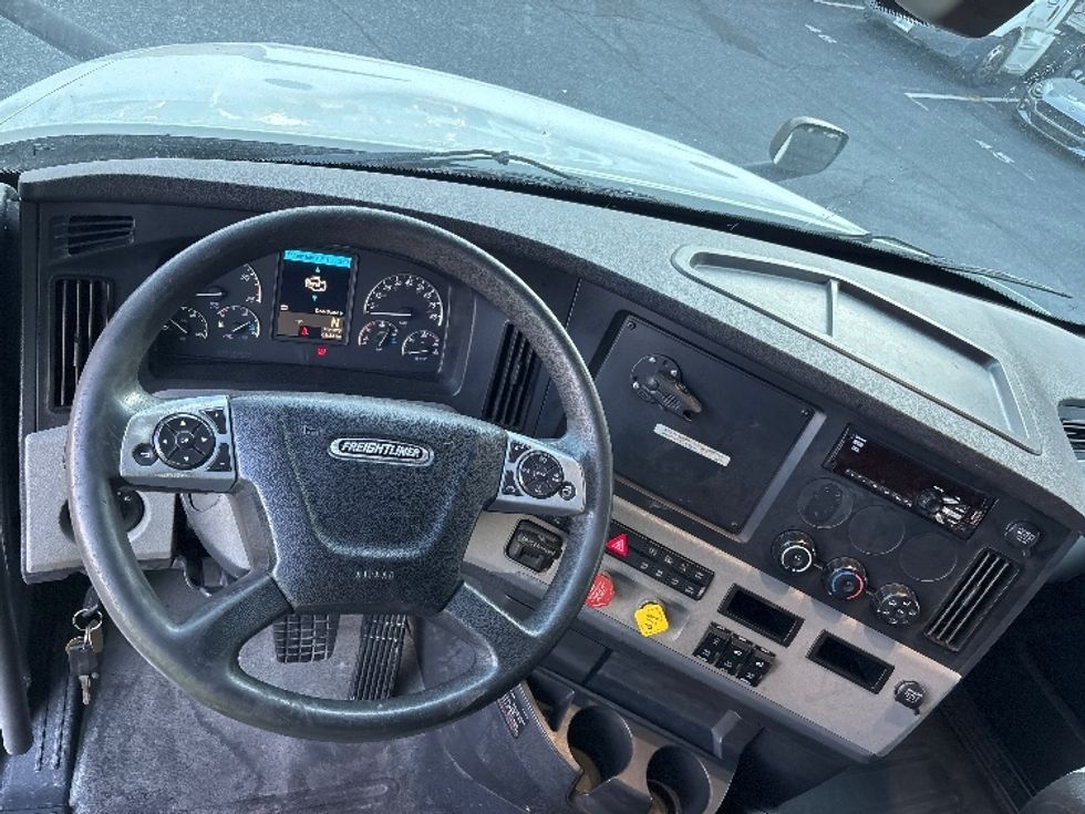 Sleeper Tractor-Heavy Duty Tractors-Freightliner-2020-T12664ST-Concord-NC-415,463\n\t\tmiles-$ 79,250 - Image 11