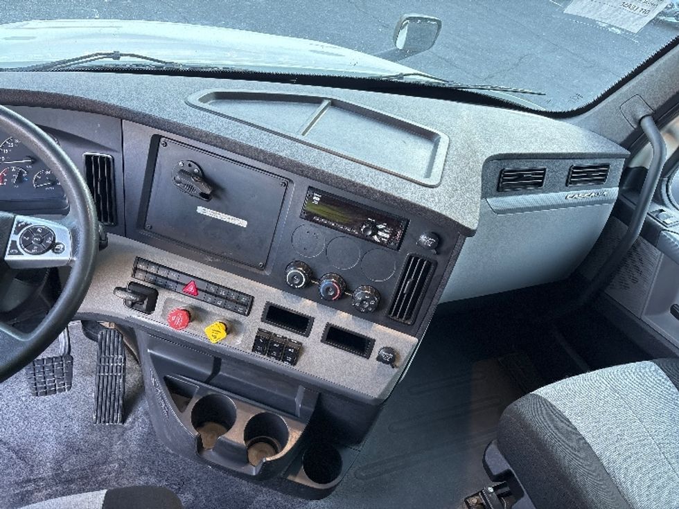 Sleeper Tractor-Heavy Duty Tractors-Freightliner-2020-T12664ST-Concord-NC-415,463\n\t\tmiles-$ 79,250 - Image 12