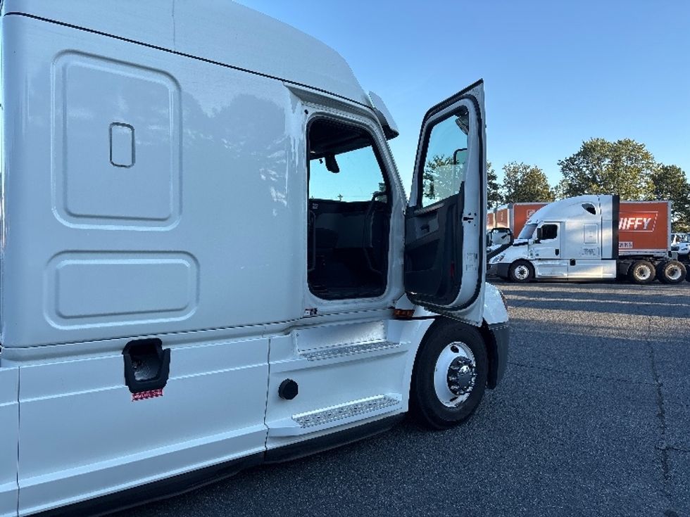 Sleeper Tractor-Heavy Duty Tractors-Freightliner-2020-T12664ST-Concord-NC-415,463\n\t\tmiles-$ 79,250 - Image 13