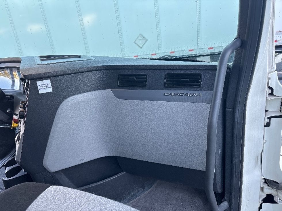 Sleeper Tractor-Heavy Duty Tractors-Freightliner-2020-T12664ST-Concord-NC-415,463\n\t\tmiles-$ 79,250 - Image 14