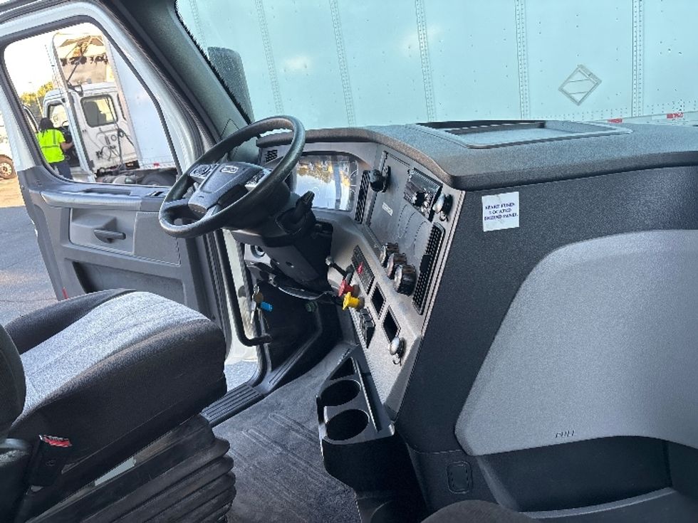 Sleeper Tractor-Heavy Duty Tractors-Freightliner-2020-T12664ST-Concord-NC-415,463\n\t\tmiles-$ 79,250 - Image 15