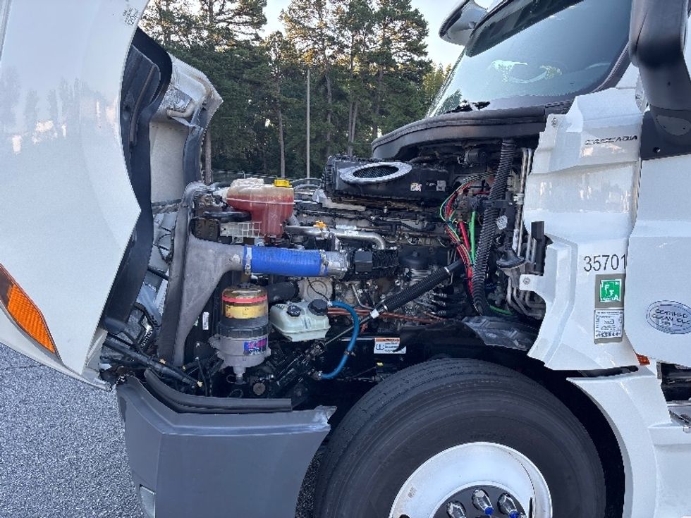 Sleeper Tractor-Heavy Duty Tractors-Freightliner-2020-T12664ST-Concord-NC-415,463\n\t\tmiles-$ 79,250 - Image 21