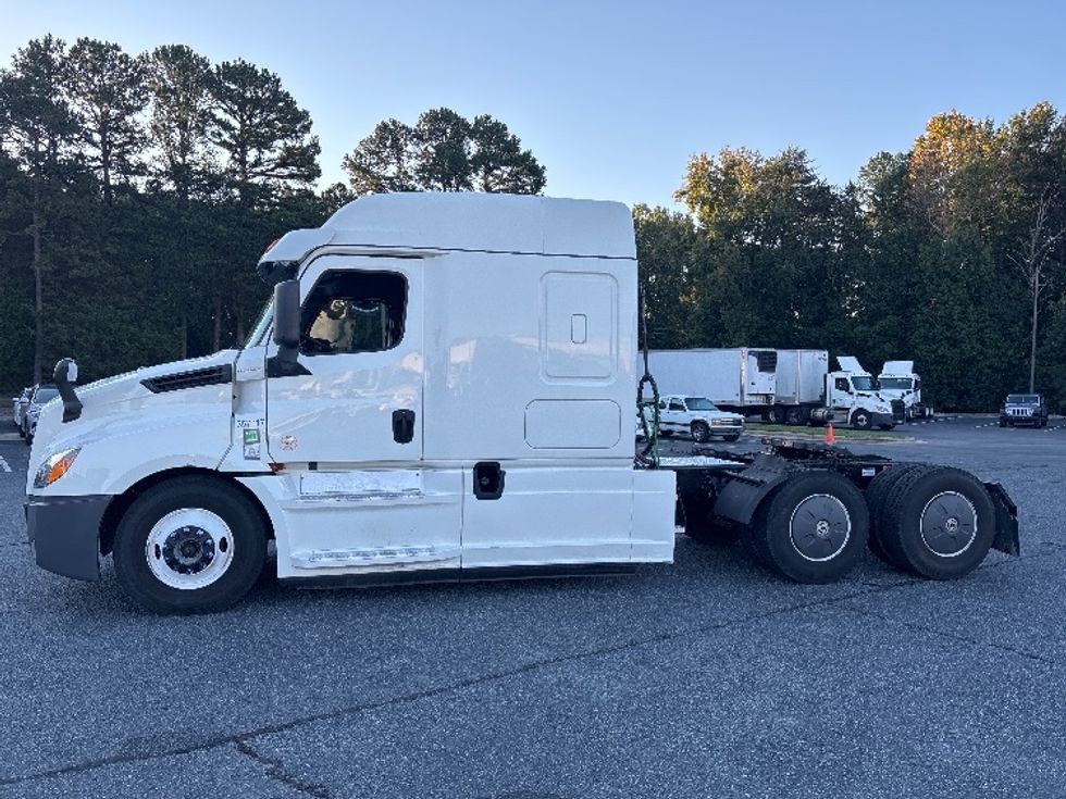 Sleeper Tractor-Heavy Duty Tractors-Freightliner-2020-T12664ST-Concord-NC-415,463\n\t\tmiles-$ 79,250 - Image 4