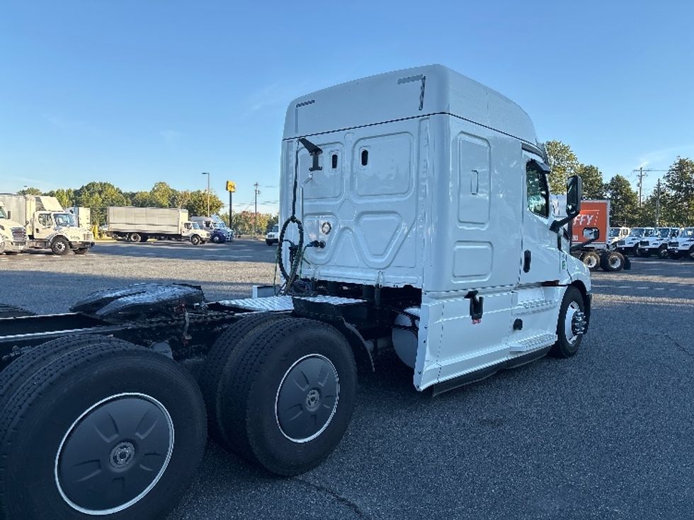 Sleeper Tractor-Heavy Duty Tractors-Freightliner-2020-T12664ST-Concord-NC-415,463\n\t\tmiles-$ 79,250 - Image 7
