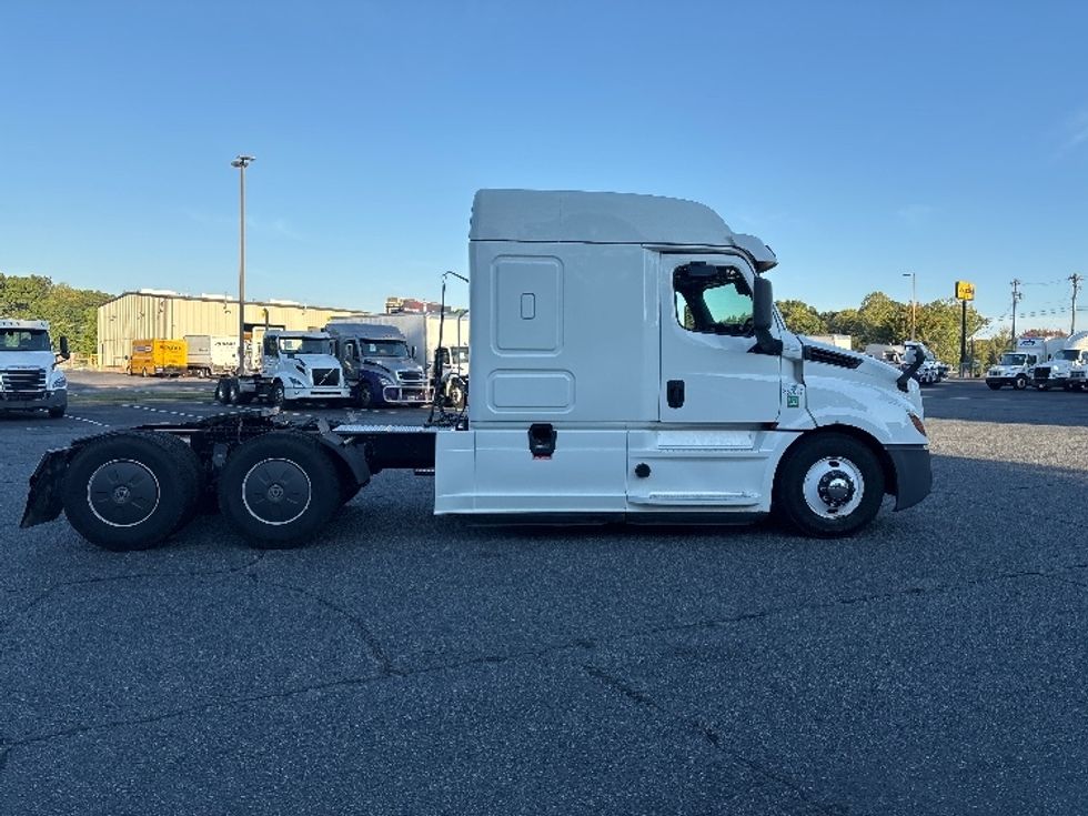 Sleeper Tractor-Heavy Duty Tractors-Freightliner-2020-T12664ST-Concord-NC-415,463\n\t\tmiles-$ 79,250 - Image 8