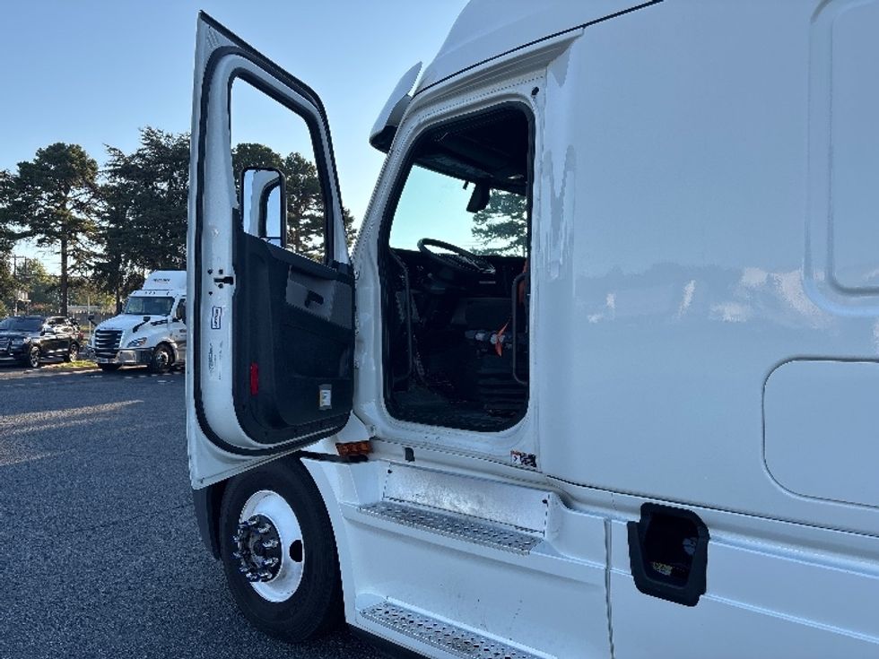 Sleeper Tractor-Heavy Duty Tractors-Freightliner-2020-T12664ST-Concord-NC-415,463\n\t\tmiles-$ 79,250 - Image 9