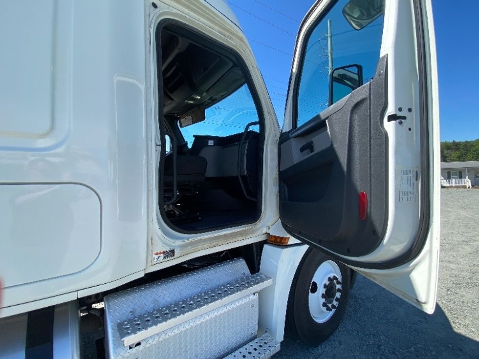 Sleeper Tractor-Heavy Duty Tractors-Freightliner-2020-T12664ST-Concord-NC-478,580\n\t\tmiles-$ 54,500 - Image 13