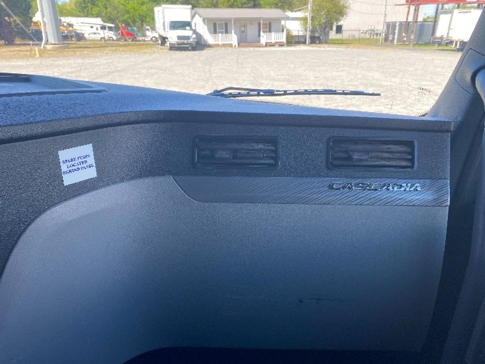 Sleeper Tractor-Heavy Duty Tractors-Freightliner-2020-T12664ST-Concord-NC-478,580\n\t\tmiles-$ 54,500 - Image 14